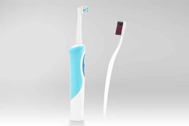 toothbrush-gdd87dd2e2_640
