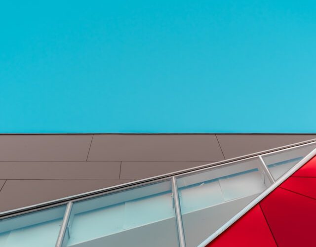 Rolety na okna dachowe – ochrona przed słońcem i ciepłem w letnie dni