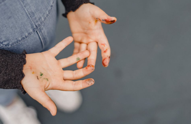 Dlaczego 5-letnie dziecko chodzi na palcach? Poznaj możliwe przyczyny i co z tym zrobić
